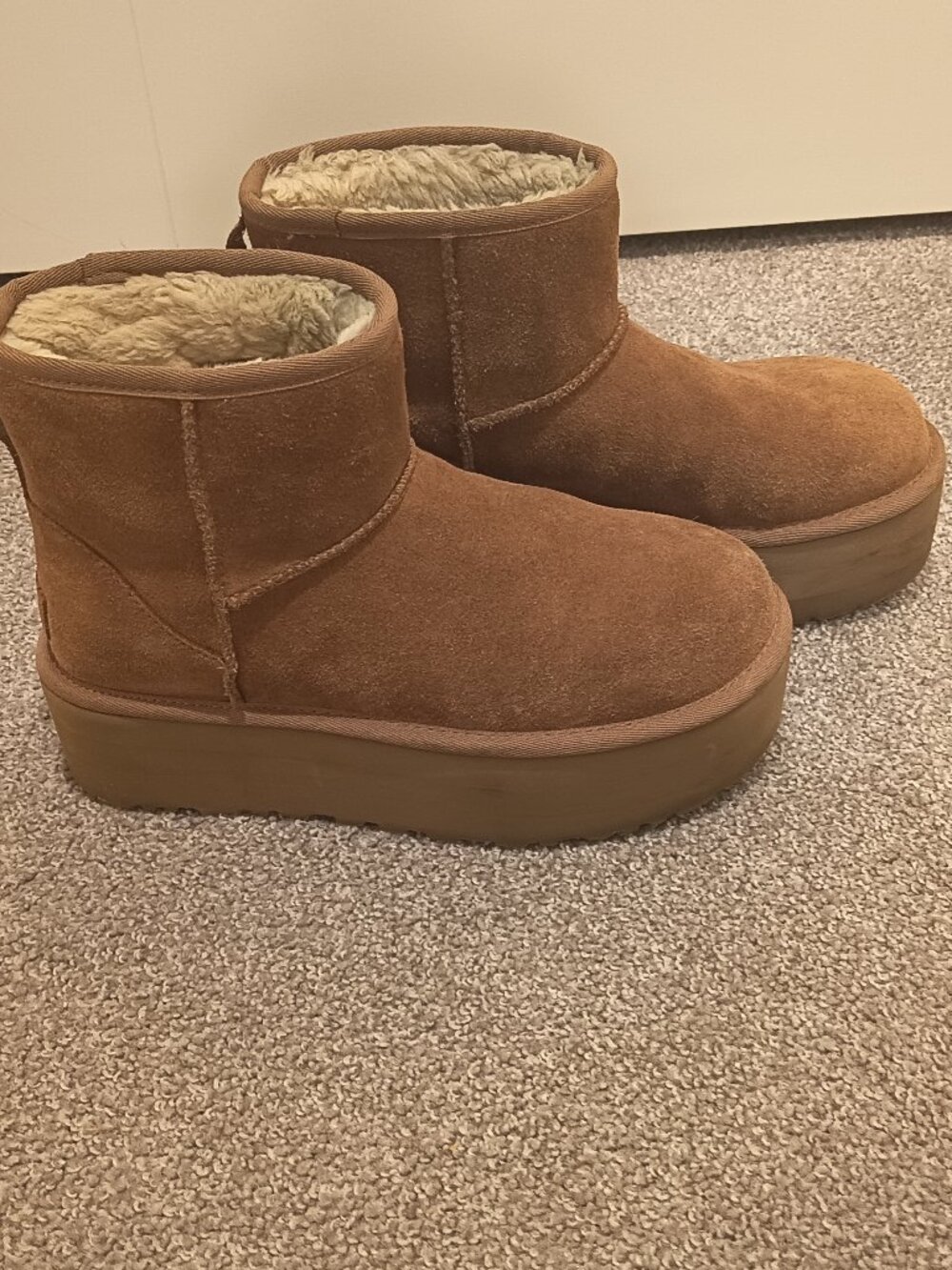 WOMENS UGG BROWN CLASSIC MINI PLATFORM BOOTS SIZE 8 (fits like 9) Worn only 3 X